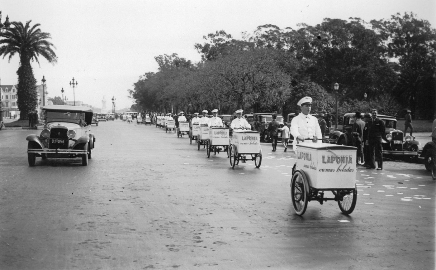 A press photograph from 1940: a line of Laponia ice-cream tricycles with uniformed vendors, drawn up along a Buenos Aires avenue